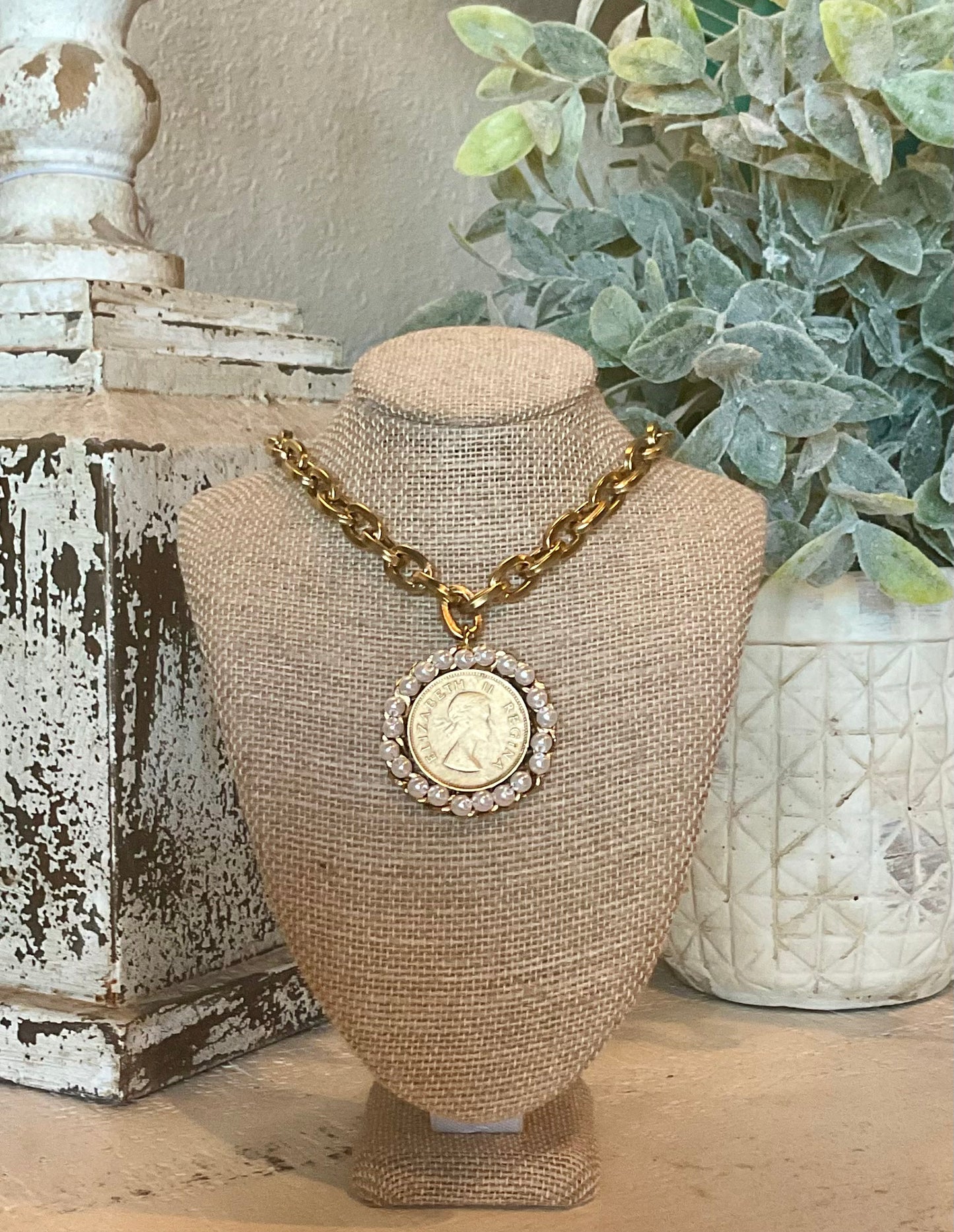 YO03 Gold Elizabeth Coin Surrounded by Pearls on a Gold Chain